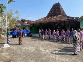 Apel Rutin Hari Senin, Pemerintah Kalurahan Girisekar Kenakan Pakaian Adat Jawa